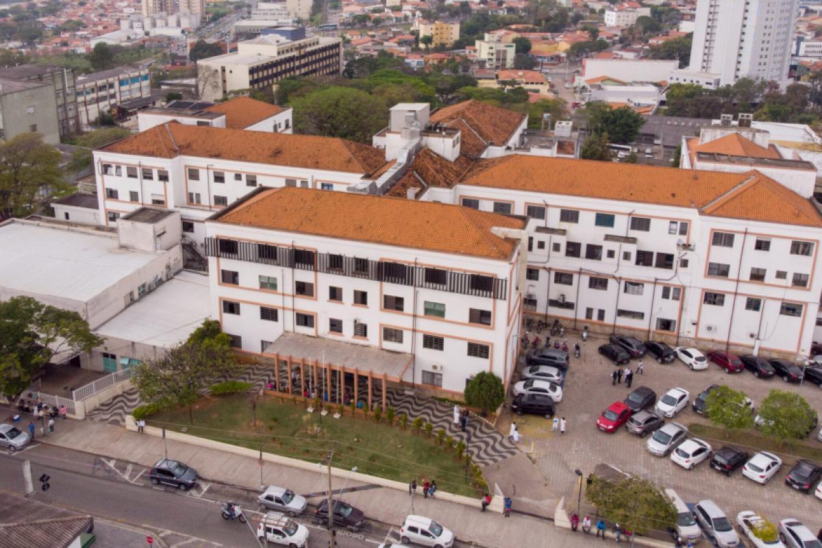 Recém-nascido é encontrado vivo em lixeira de hospital