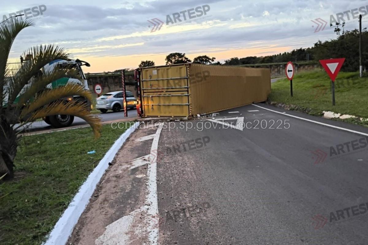 Tombamento de carreta fecha alça de acesso à Marechal Rondon