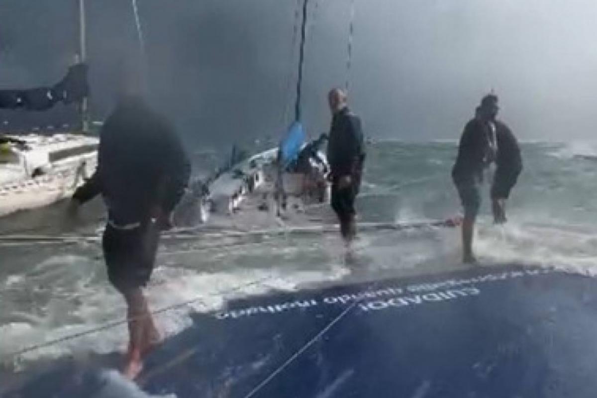 Velejadores fazem força-tarefa para salvar barcos em vendaval