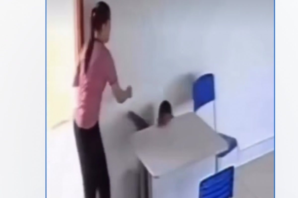 Vídeo flagra diretora empurrando aluno com força; VEJA