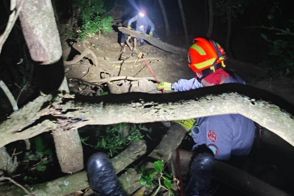 Adolescente de 17 anos é resgatado em trilha de cachoeira