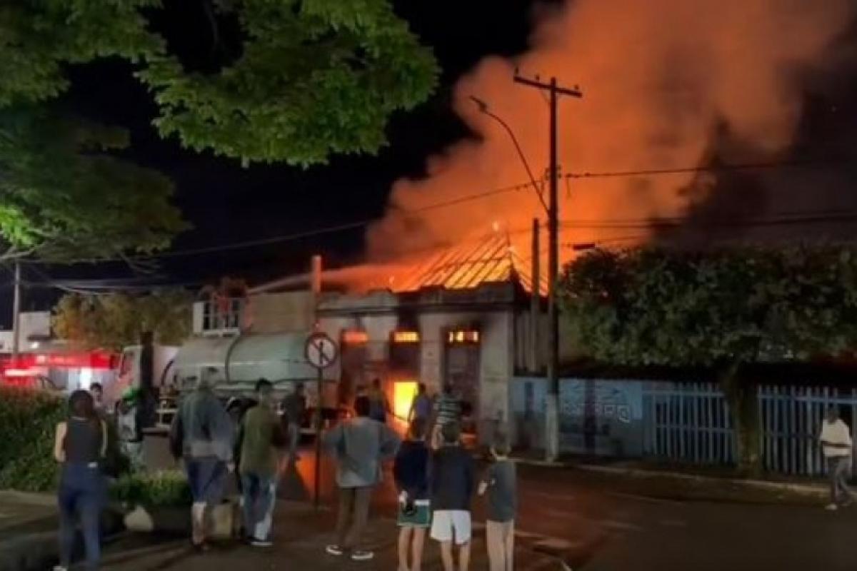Após incêndio em imóvel, corpo é encontrado carbonizado