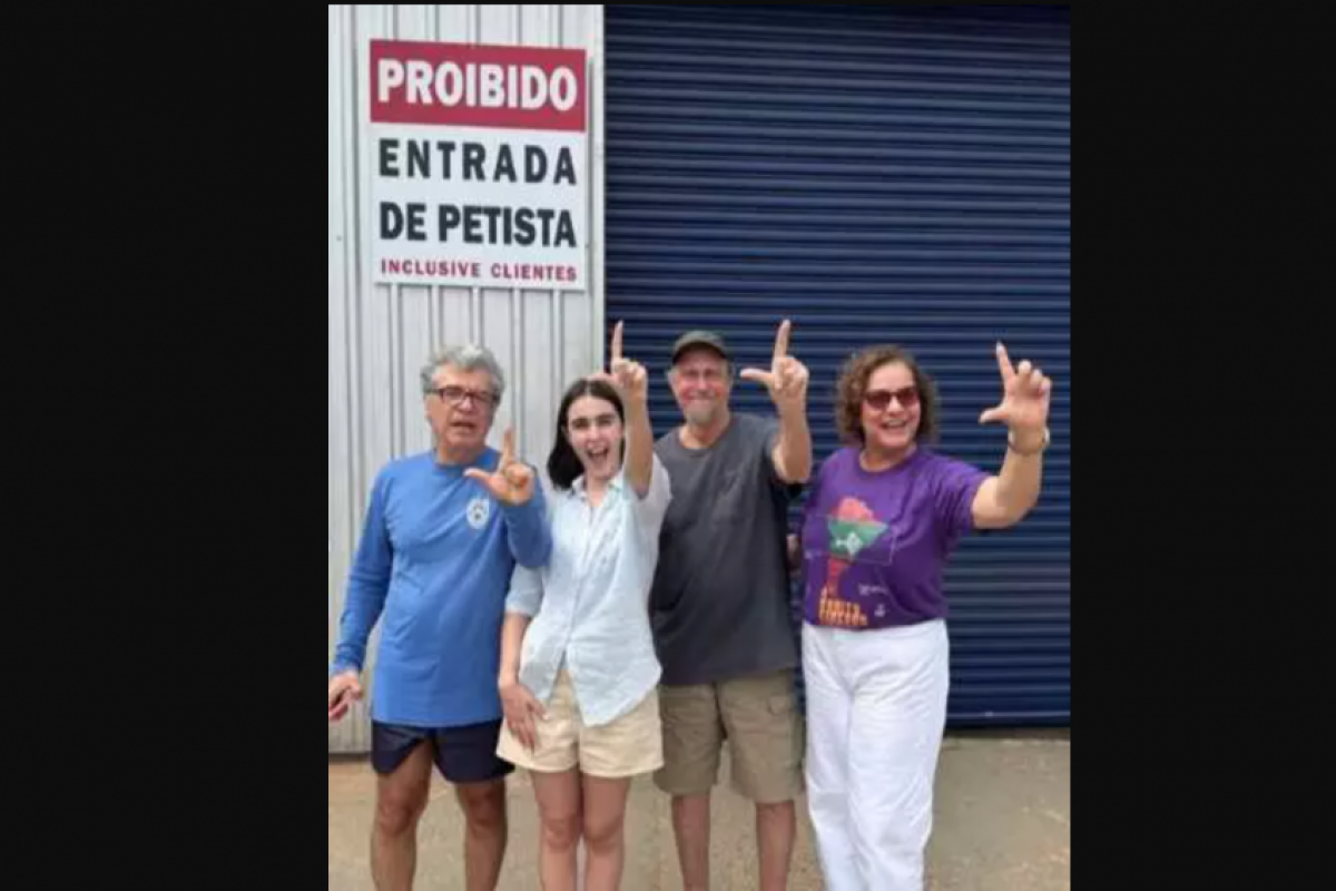 Ator da Globo 'faz o L' em loja com placa 'anti-petista'; VEJA