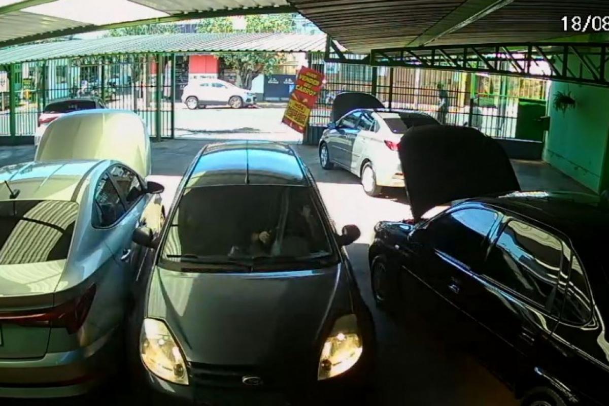 Bauru: carros batem e um é jogado em vaga de estacionamento;VÍDEO