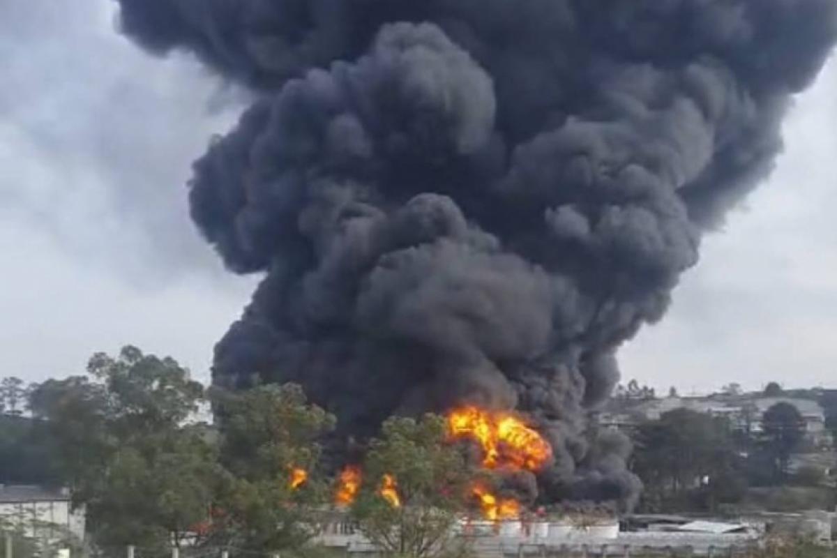 Bombeiros combatem incêndio em indústria em Itaquaquecetuba
