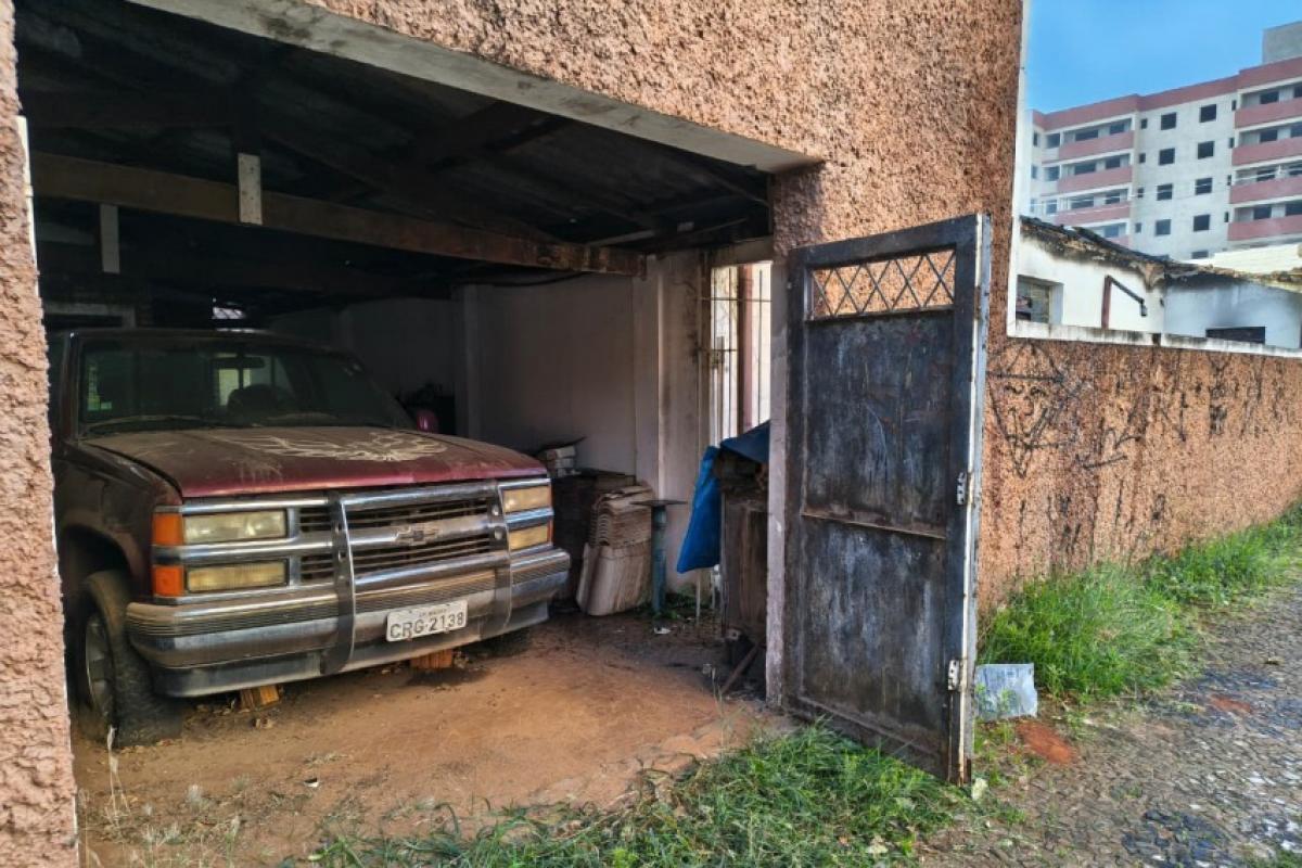 Bombeiros evitam que incêndio atingisse veículo e condomínio