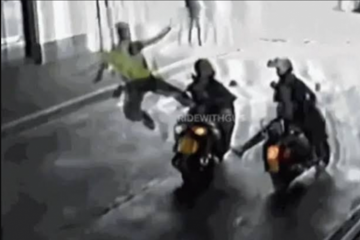 Brasileiro dá 'voadora' e impede roubo de moto em Londres; VÍDEO