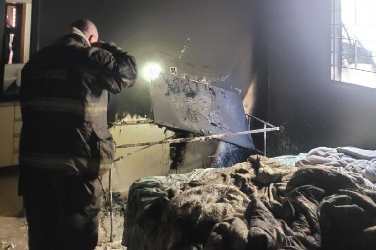 Cachorro é resgatado durante incêndio a residência neste domingo