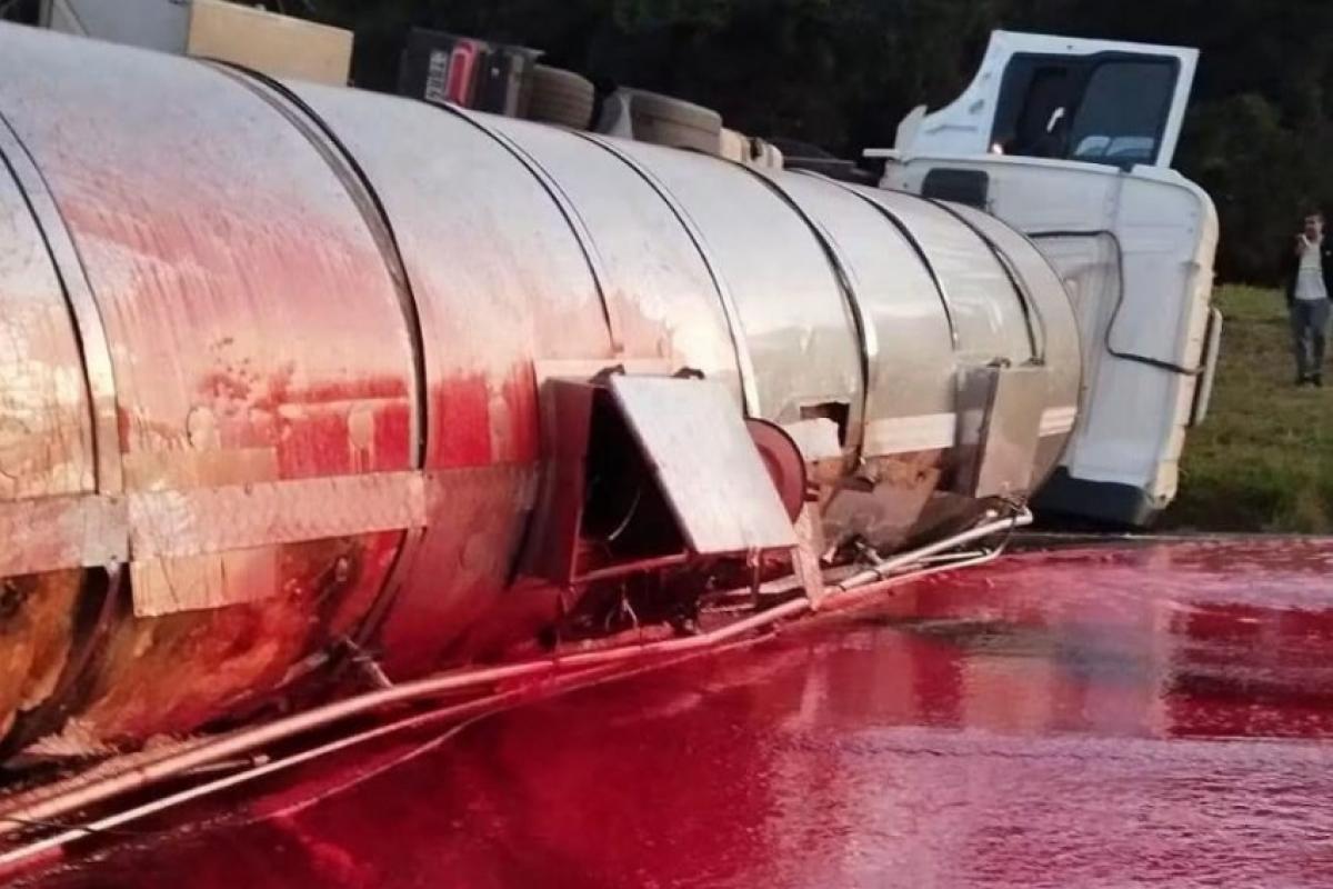 Carreta carregada com sangue de matadouro tomba na Rondon