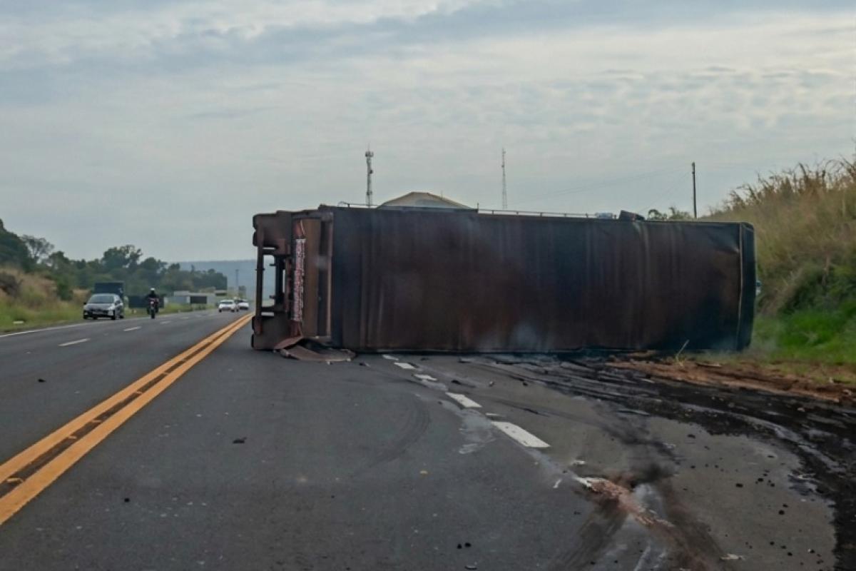Carreta tomba na Bauru-Arealva após motorista fugir da pesagem