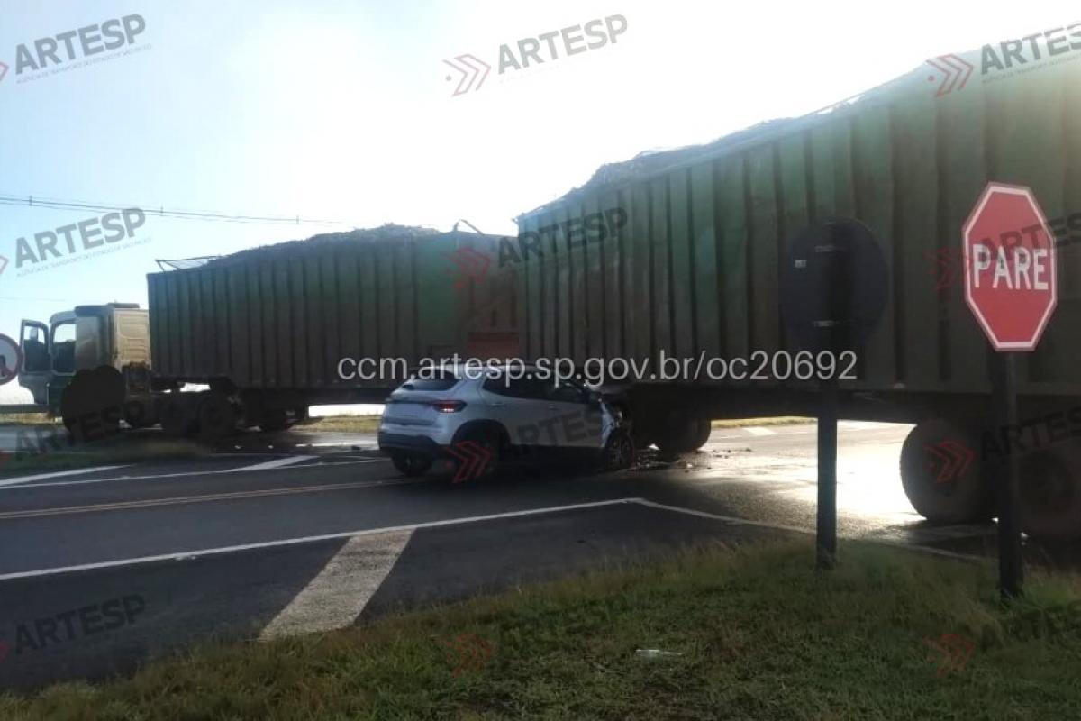 Carro bate em bitrem carregado com cana em Mineiros do Tietê
