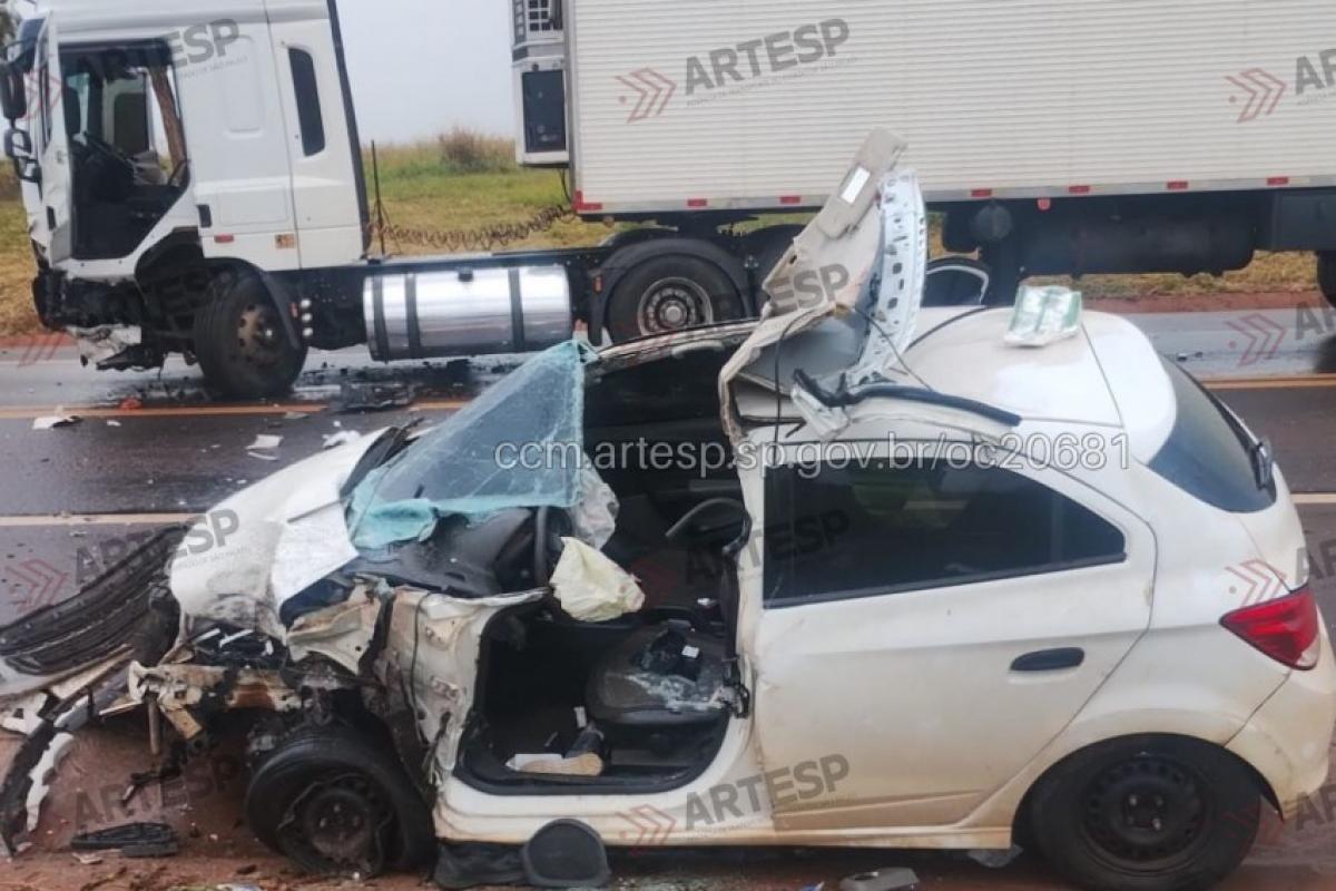 Colisão frontal entre carro e caminhão deixa 3 feridos em rodovia