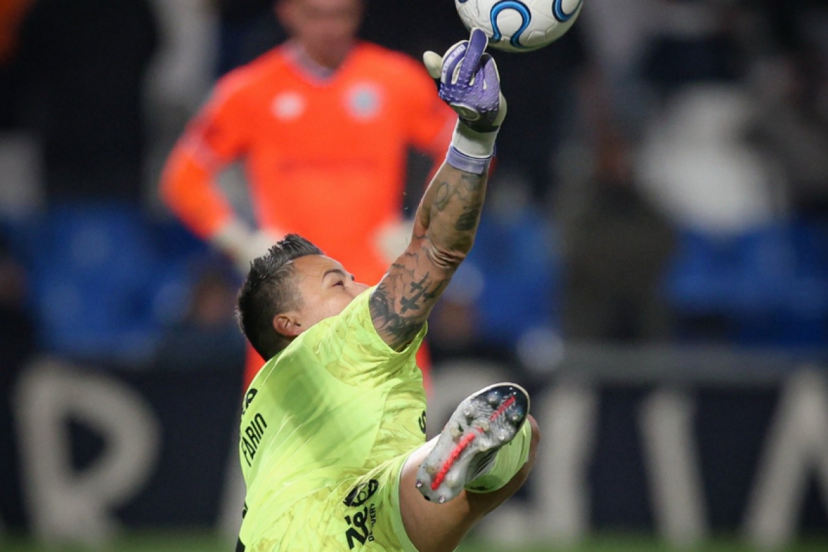 Fábio brilha, Fluminense vence Rivadavia nos pênaltis e avança