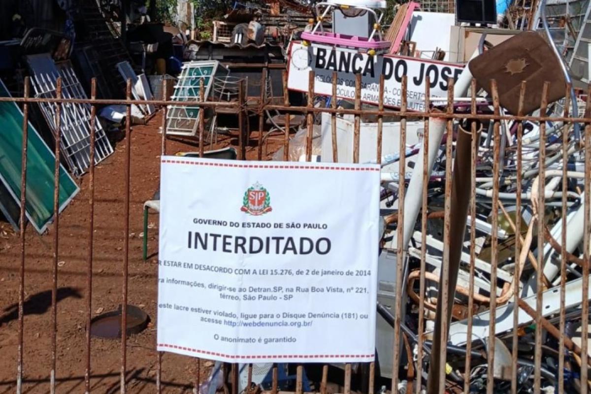 Fiscalização lacra estabelecimentos de desmontagem de veículos