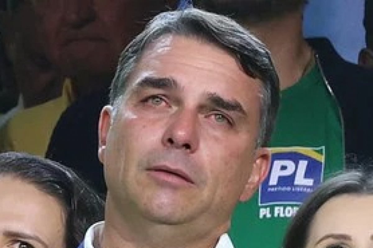 Flávio Bolsonaro terceiriza prestação de contas de 'Dark Horse'