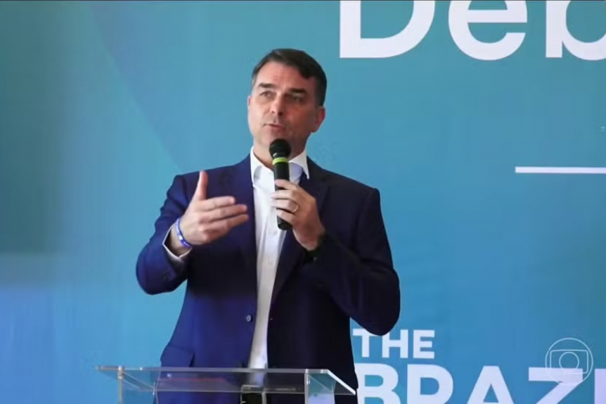 Flávio diz que aceitará urnas e que TSE é diferente de 2022