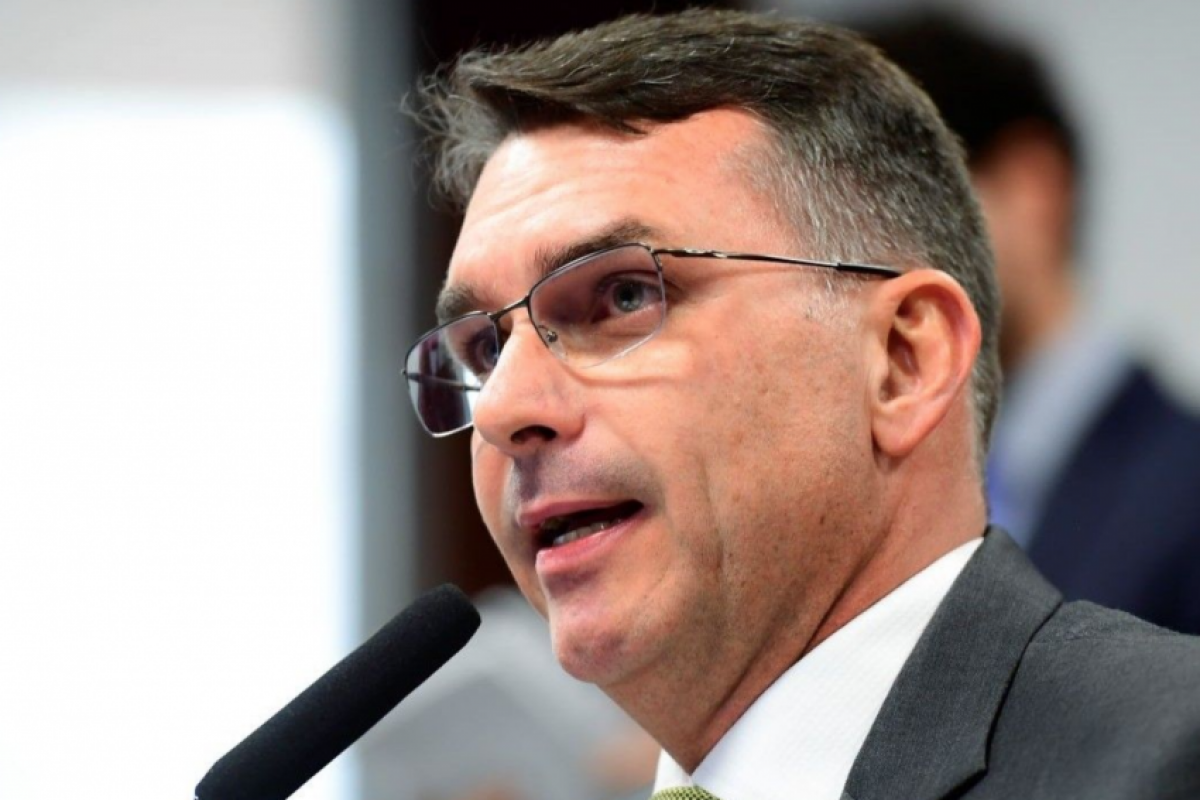 Fraude filia Flávio ao partido de Renan Santos e trava registro