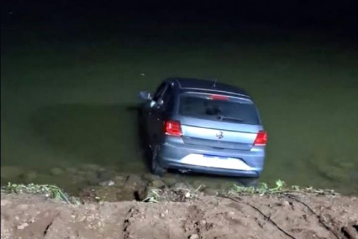GPS engana e carro cai no Rio Tietê em Arealva