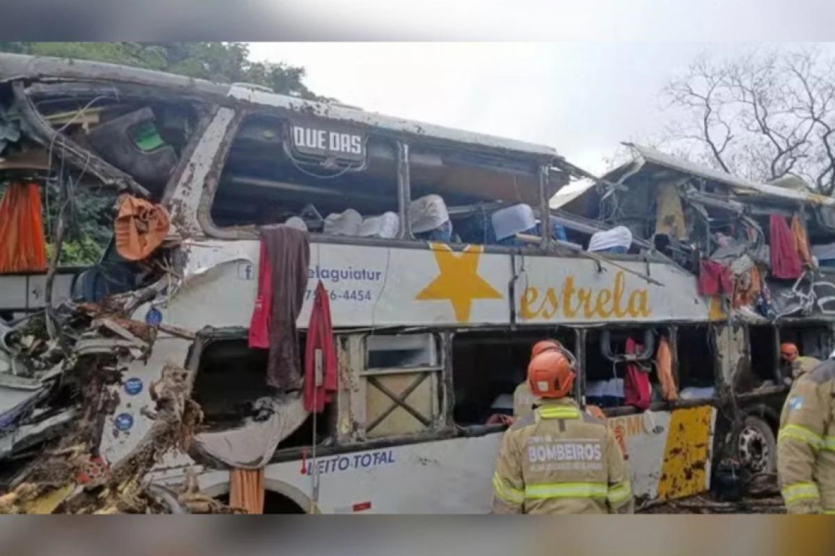 Grávida de quatro meses está entre mortos em acidente de ônibus