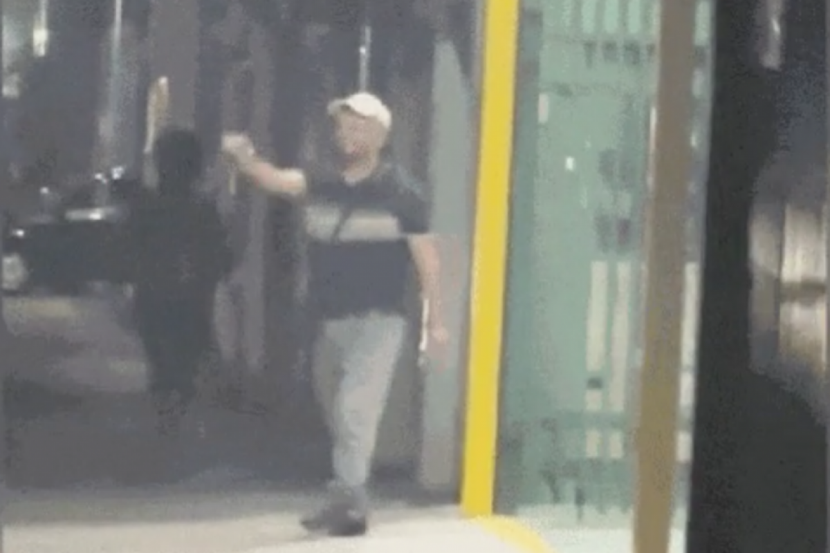 Homem atira contra motoboys e toma capacetada; VÍDEO