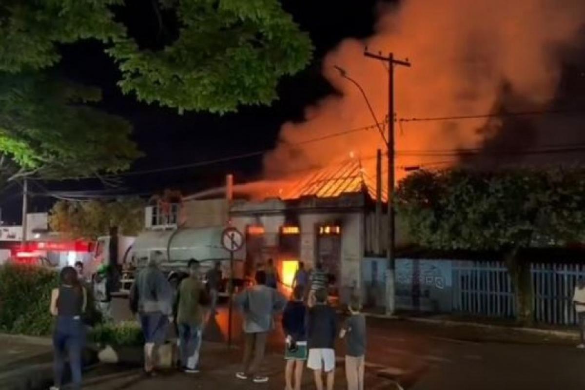 Homem carbonizado em incêndio foi assassinado; casal foi preso
