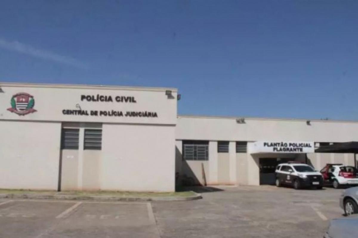 Homem dá facada em companheira, é contido com taser e acaba preso