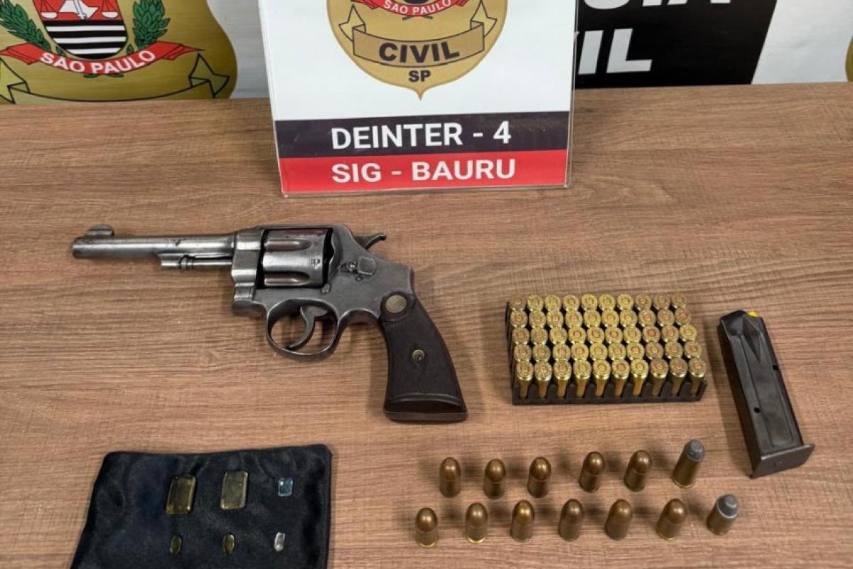 Homem é preso com arma e munições ilegais e seis pedras preciosas