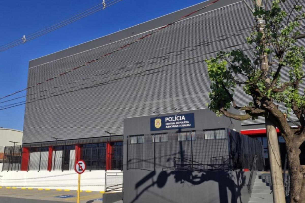 Homem é preso com fios furtados e facas no Centro de Bauru