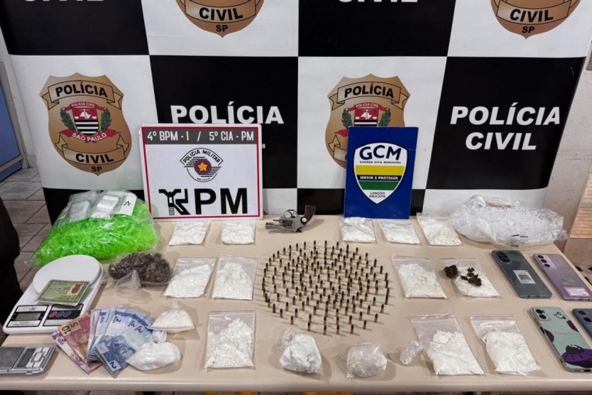 Homem é preso em operação conjunta com sacos de cocaína e arma