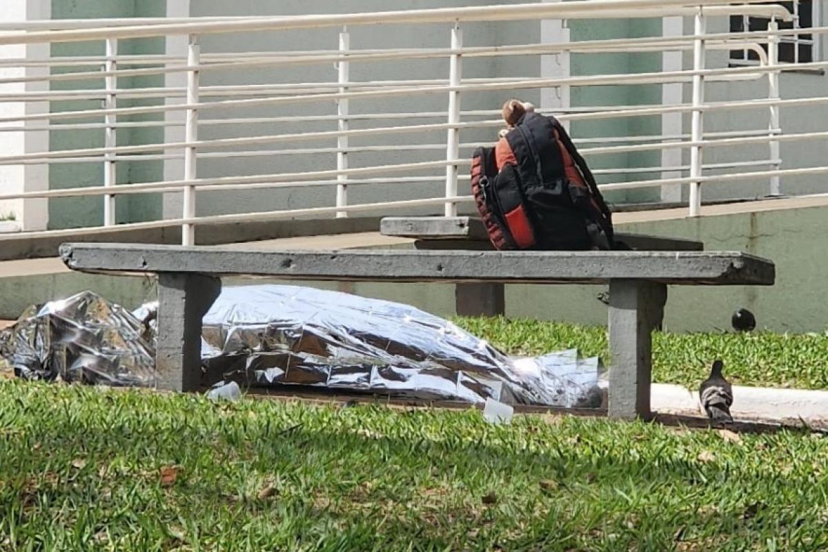 Homem em situação de rua é encontrado morto em praça de Bauru