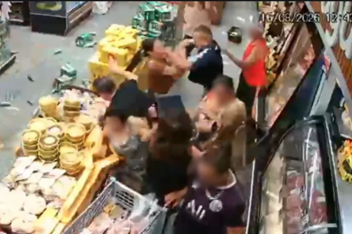 Homem mata companheira pelas costas dentro de mercado
