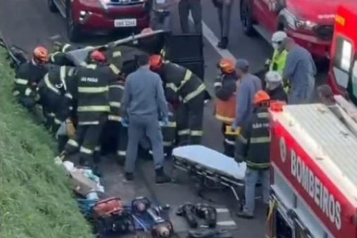 Homem sofre lesões graves em colisão com caminhão em Bauru; VÍDEO