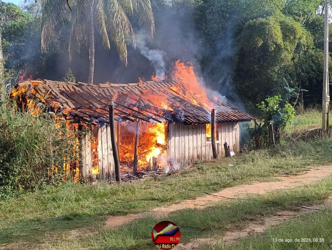 INCÊNDIO DESTRÓI CASA DE MADEIRA NO DISTRITO DE SANTO ANTÔNIO DA ESTIVA, EM PIRAJUÍ