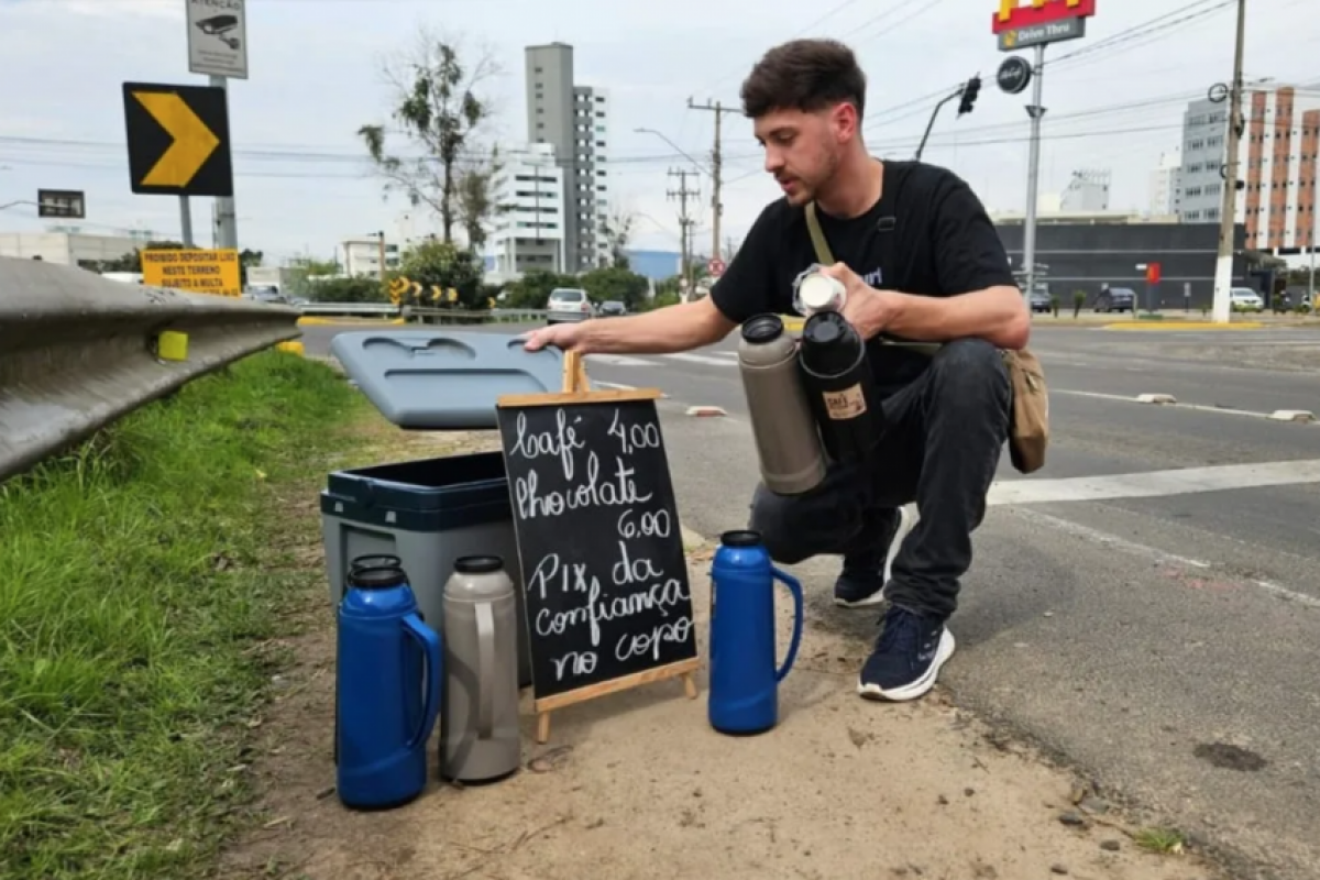 Jovem passa a vender café após perder R$500 mil em apostas; VÍDEO