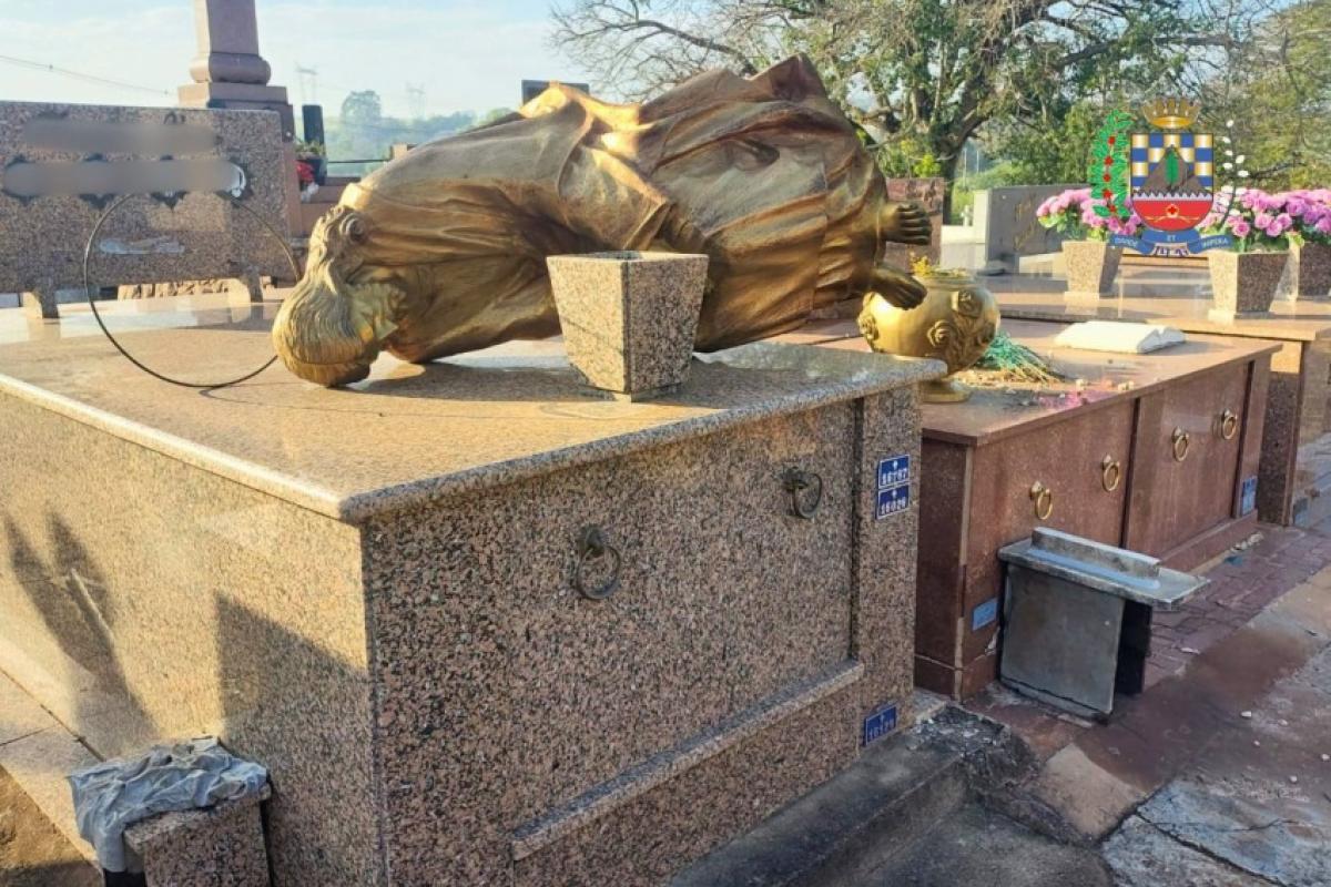 Ladrões furtam peças de metal e vandalizam túmulos de cemitério