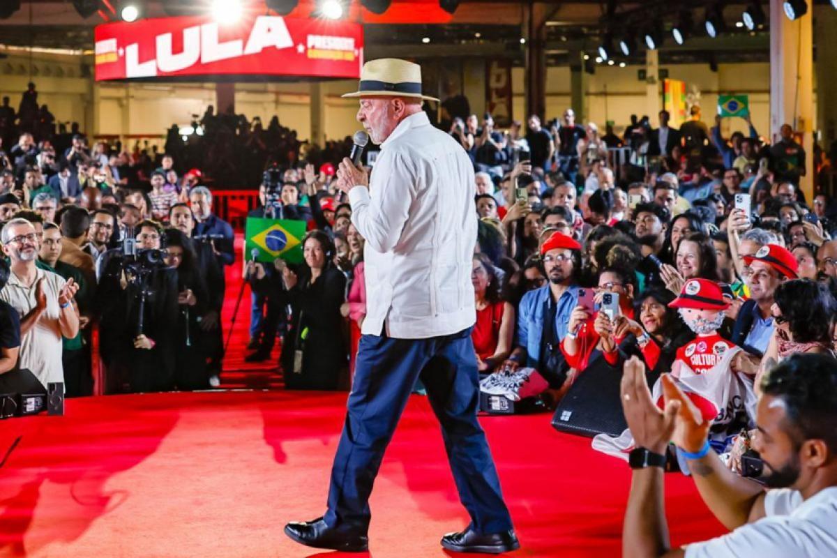 Lula se lança à reeleição e promete disputa por emendas