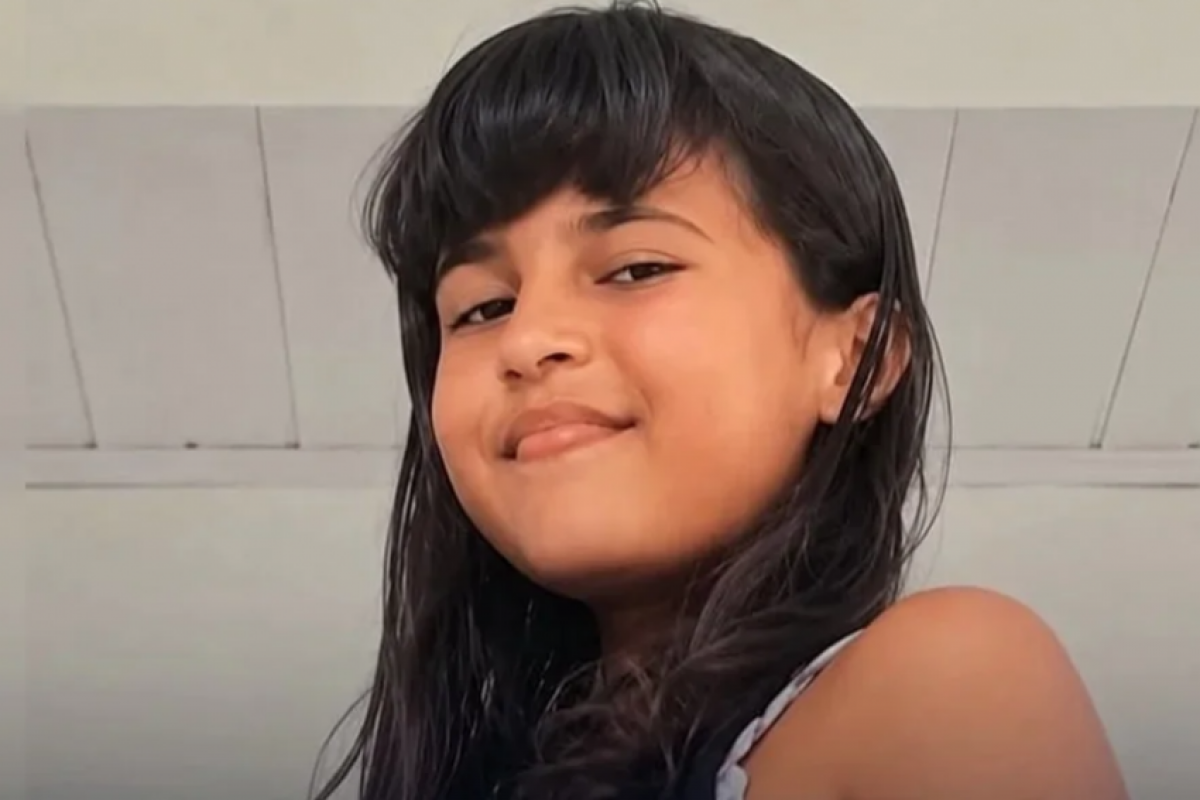 Mãe é presa após menina ser achada morta com coleira