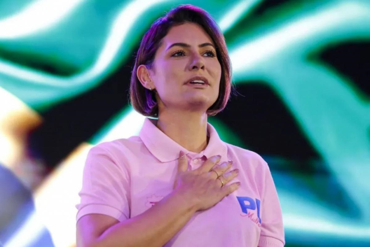 Michelle faltou a anúncio de vice para fazer comida, diz Damares