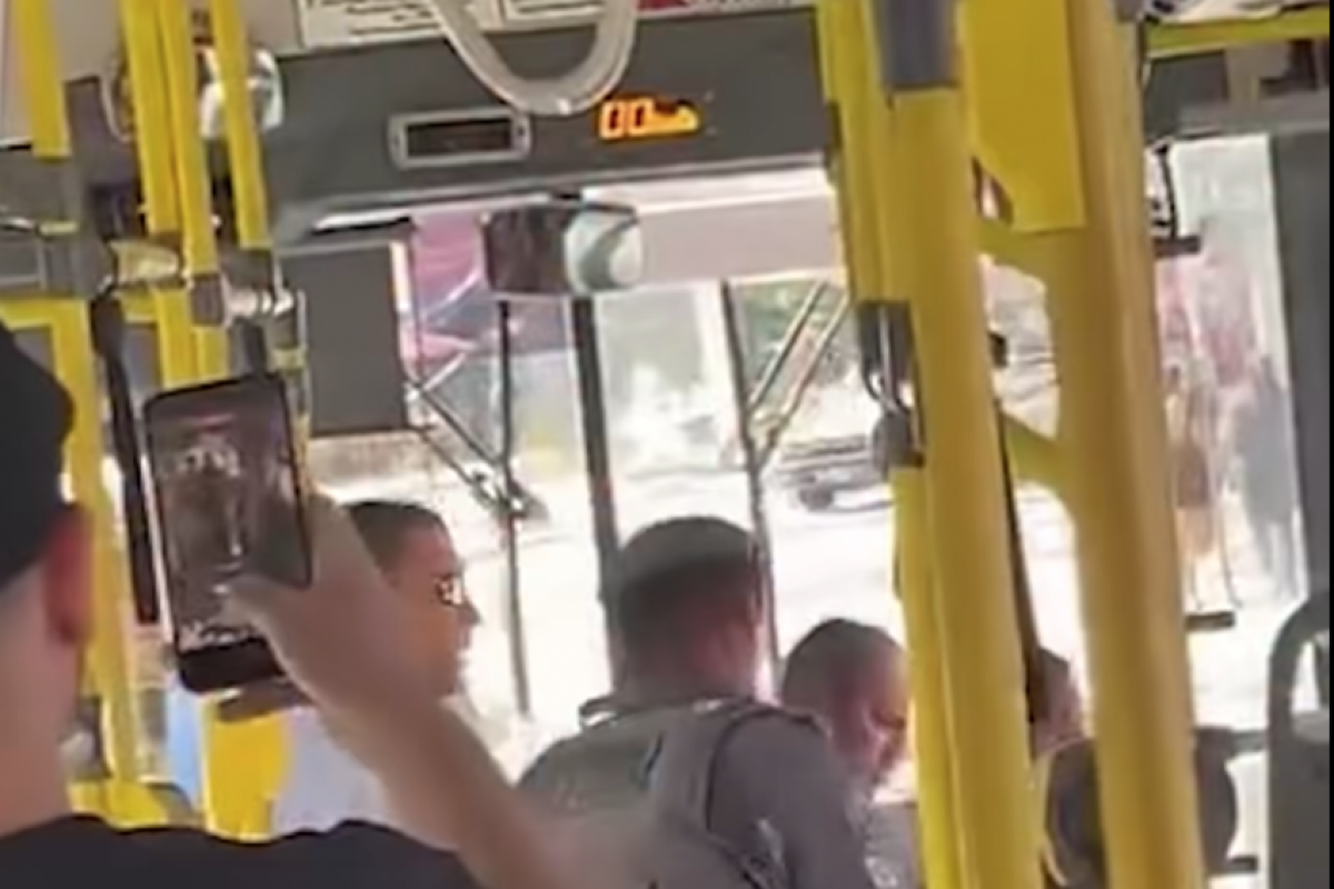 Motorista de ônibus é retirado à força após buzinar para viatura