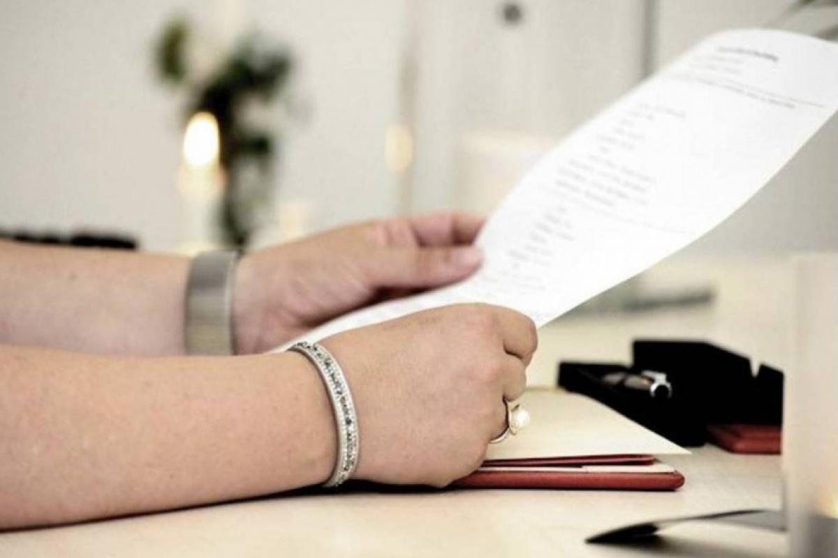 Mulher descobre que marido registrou filha da amante no nome dela