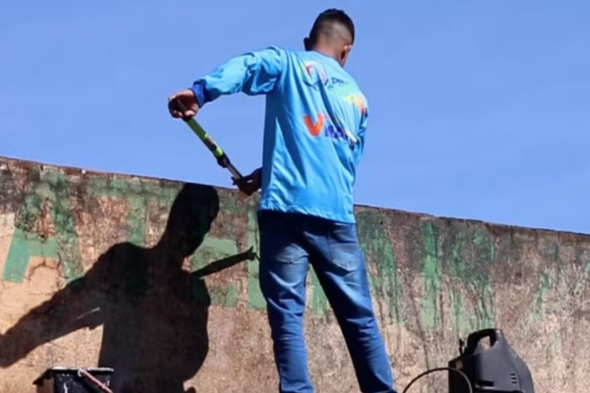 Pintor revitaliza fachadas de casas de famílias carentes de graça
