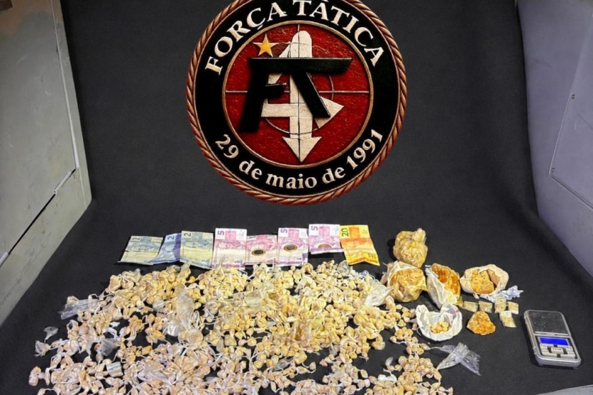 Polícia apreende mais de 1.300 pedras de crack no Sambódromo
