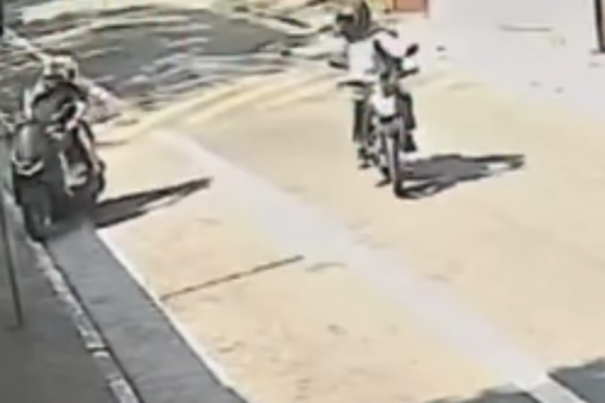 Policial reage, e filho na garupa morre com tiro no peito; VÍDEO