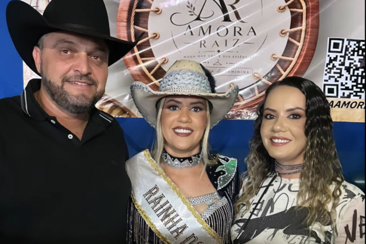 Rainha de rodeio vive trisal com gêmea, agricultor e filhos