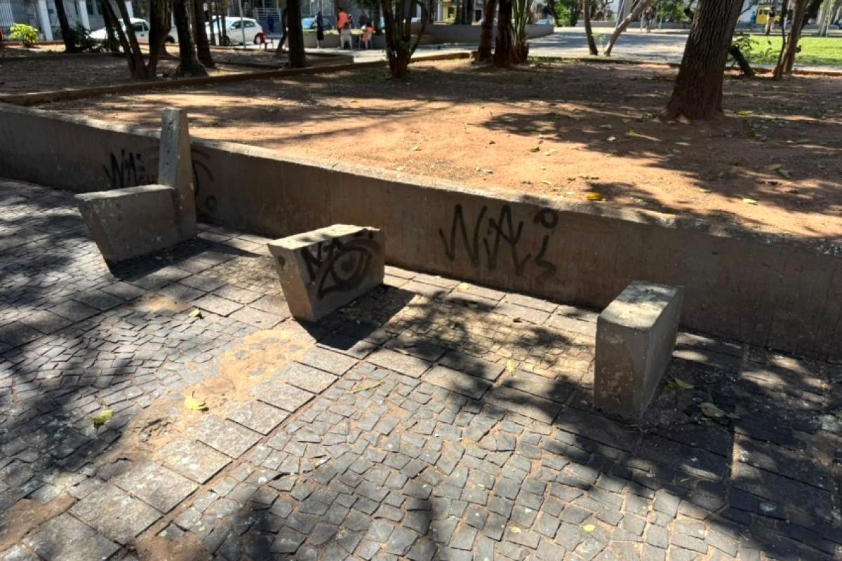 Retirada de bancos gera reclamação na Praça Rui Barbosa, em Bauru