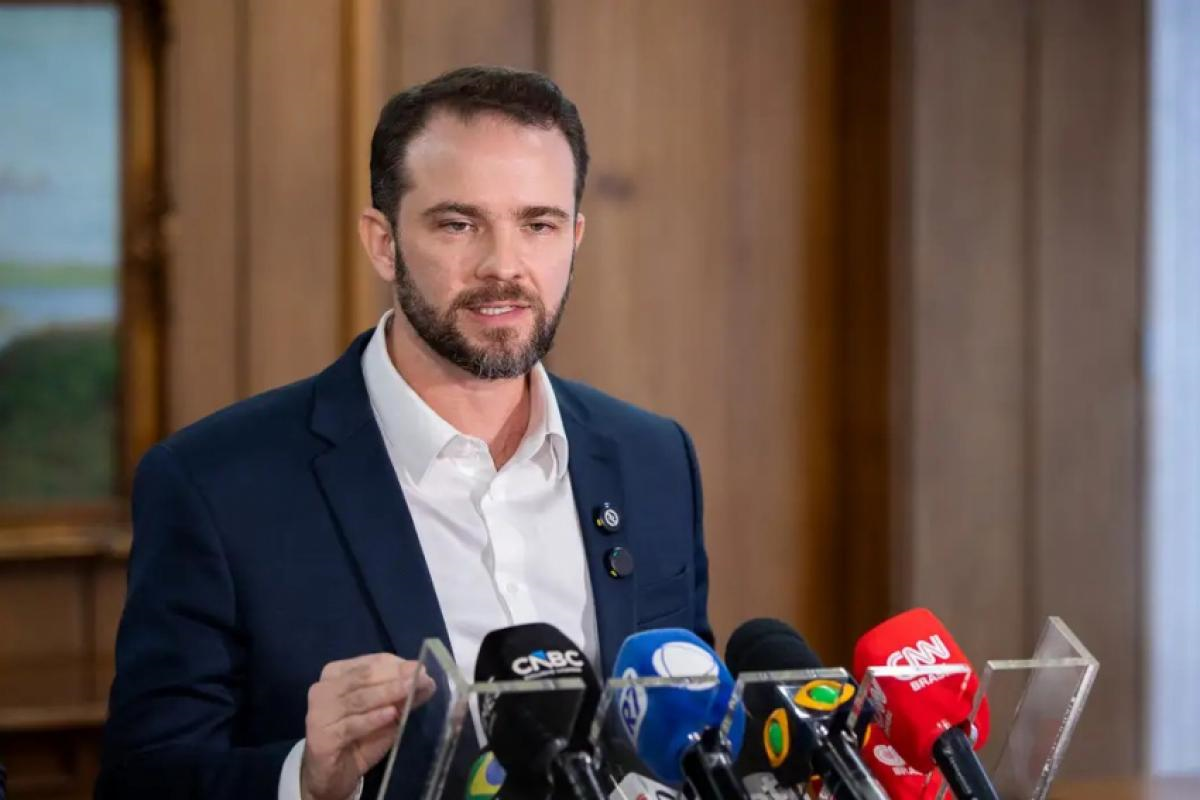 Salário mínimo deverá subir para R$ 1.741 em 2027, diz Durigan