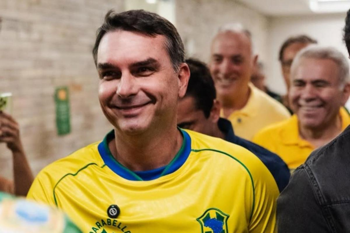 Sites do Senado e da Alerj registram pós que Flávio não fez