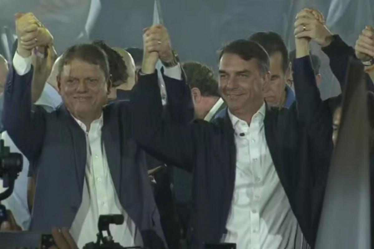 Tarcísio se lança ao lado de Flávio e diz amar Bolsonaro