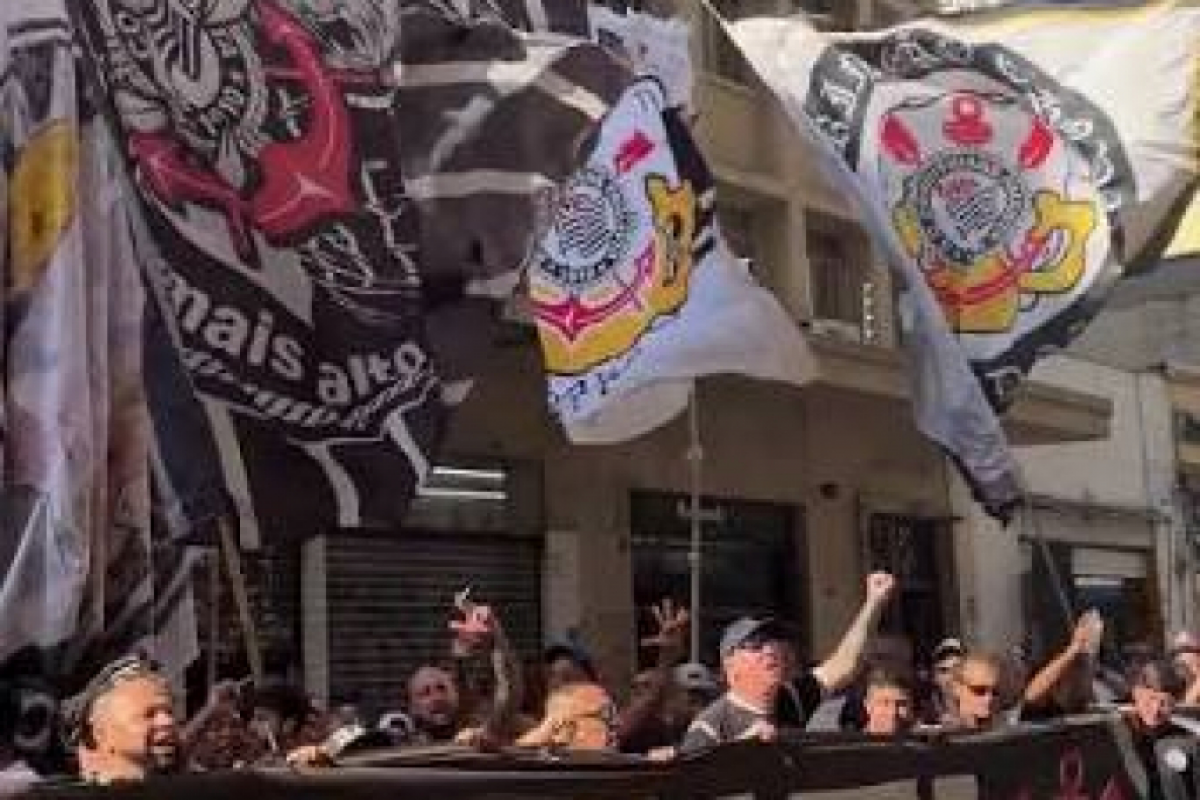 Torcedores protestam no MP e pedem intervenção no Corinthians