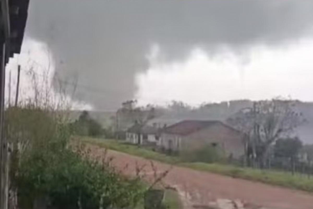 Tornado atinge cidade no RS e acende alerta para novos temporais
